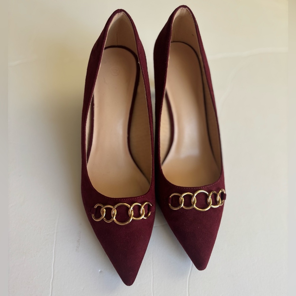 Elegant Burgundy Women's Shoes with Gold Accents Size 5 1/2